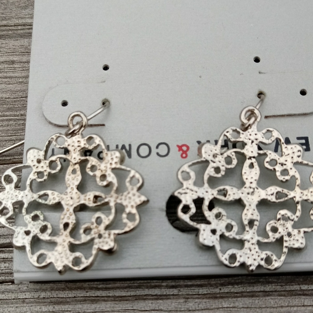 💥 CLOSET CLOSING SALE 💥 NY & Company Earrings-NO COUNTER OFFERS!! - Picture 4 of 6